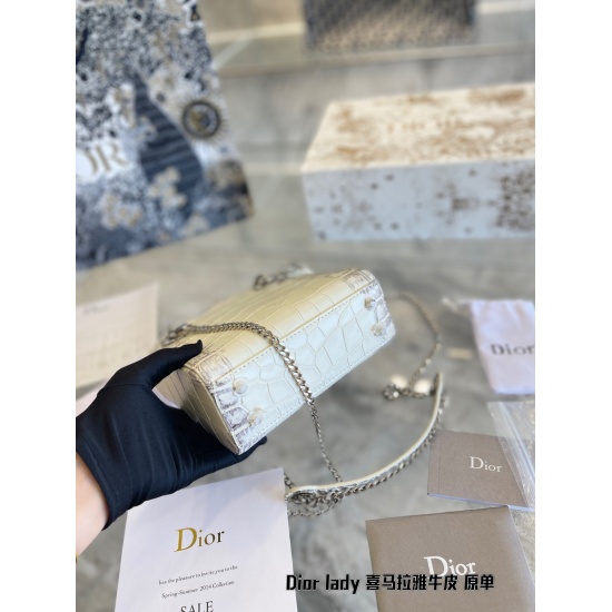 On October 7, 2023, the P430 Diorlady Himalayan crocodile skin princess bag is made of 600 round bright cut diamond armor and features a Nile crocodile body. Unique style, just these diamonds can brighten your eyes! Diamonds are a stunning and stunning fi
