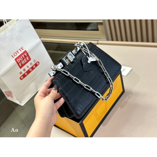 On October 26, 2023, with 235 folding boxes, Fendi debuted the 2023 runway YYDS. Wow. This year, Fendi added many new bags for spring and summer 2023. The colors are too colorful and the tones are vivid. The sense of layering is full of excitement. Size: 