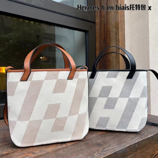 On October 7, 2023, P205, Herm è s' new HenBIals, please push this article to Herm è s girls to accept this grass. ⑦ The canvas bag that can hold the iPad tablet is H en Biais, a golden brown size of 30 * 24. The canvas shopping bag is very lightweight an