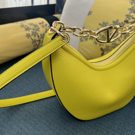 20240316 Original Order 860 Special Grade 980 Small Model: 2080A (Li Wen) GARAVANI VLOGO MOON Small Chain Leather HOBO Handbag. Thanks to a chain and detachable leather shoulder straps, this handbag can be worn on the shoulder or carried by hand- Gold ton