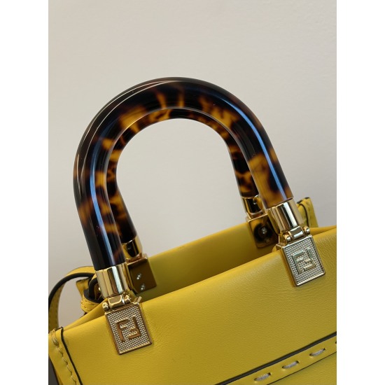 On March 7, 2024, the original order was 650 Super Grade 770 Yellow Sunshine Mini Hawksbill Handheld Crossbody. The cute and exquisite mini tote, paired with a hawksbill handle, is definitely a must-have it bag for this year! Don't be fooled by its small 