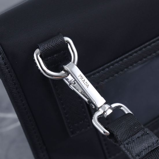 On March 12, 2024, a new batch of 430 boxes with a new mini style messenger bag 2ZH108 was shipped. The mini messenger bag has a super unique shape, which is definitely worth buying for the current super popular trend of small bags! And there is an inexpl