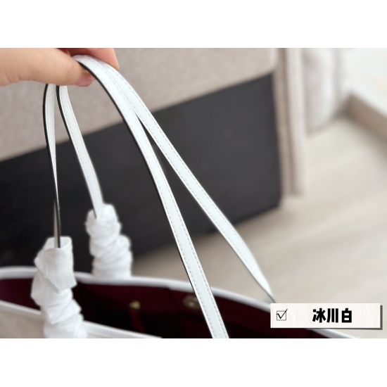 2023.09.03 185 box size: 35 * 27cmc home suction buckle single side city33 tote bag, glacier white tote bag, a cool summer feeling! Paired with different clothes all year round! Search for coach shopping bags