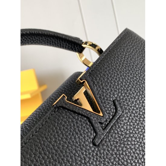 20231125 P1300 [Premium Genuine Leather M59653 Black Gold Buckle] This Capuchines BB handbag features Taurillon leather to showcase its modern style. Its leather woven chain can be easily removed or adjusted, allowing for easy switching between shoulders,