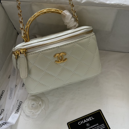 On July 20, 2023, Chanel23A's new handle series long box makeup bag deeply fell in love with imported lambskin at first sight, with a soft, smooth and delicate texture. Firstly, it had a comfortable and excellent hand feel ☑️ Not to mention the beauty, it