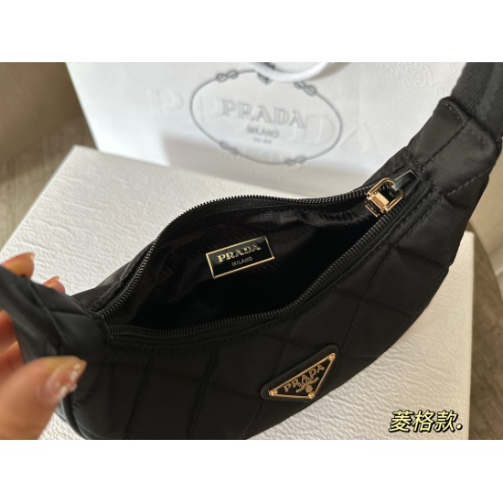 2023.11.06 145 comes with a box (Korean order) size: 22 * 13cmprad hobo nylon underarm bag. Seeing the actual product, it is truly perfect! packing ✔️ The design is super convenient and comfortable!