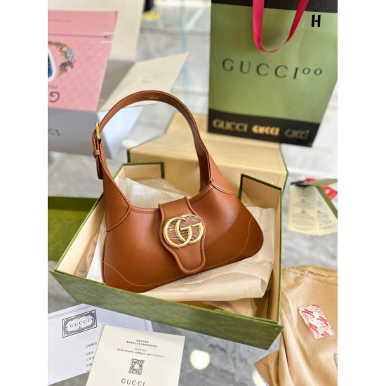 On March 3, 2023, P220 Gucci's new Hobo underarm bag. It can be worn on one shoulder crossbody, which is too beautiful! It looks like a small one, but it's actually super powerful! Two iPhones are more than enough! The shoulder strap is also adjustable! I