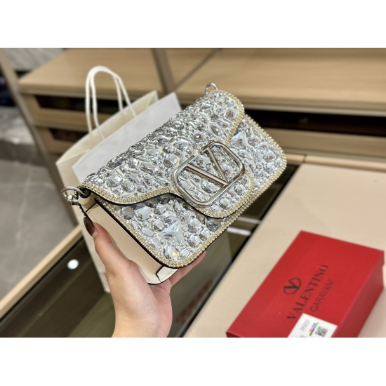 2023.11.10 470 original single box size: 22.13cm Valentino new product! Who can refuse Bling Bling bags, small dresses with various flowers in spring and summer~It's completely fine~