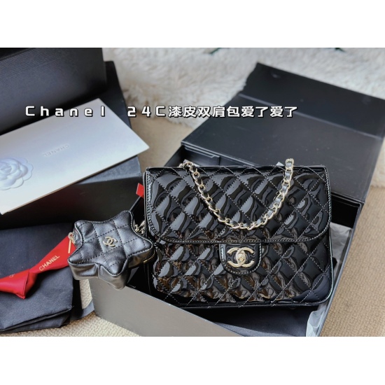 295 box size: 25 * 19cm Xiaoxiangjia 24C patent leather backpack. This gold backpack is really beautiful! Jin is just right, not too flashy, not too flamboyant, very good at pretending! ⚠️ And there are also little stars ⭐ Oh!