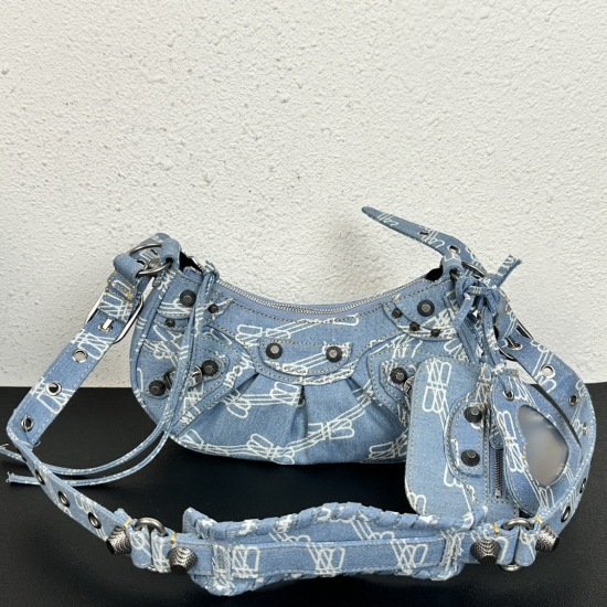 2023.07.20 # First batch arrival | Denim printing with diamond XS/26cm Le Cagole half month dumpling bag motorcycle bag Balenciaga denim is very busy this year, super popular! The three elements of cowboy dumpling bag are put together to form a single wor