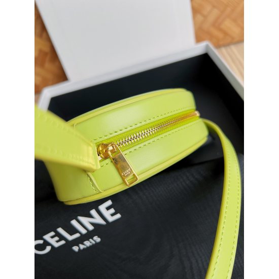 20240315 p600 CELINE 21 Autumn/Winter Little Pig Bag. What are the precautions for this season's mini bag? [Wangchai] It looks good enough when paired, and besides a phone, it also has enough daily capacity for small things! Outer layer: calf leather lini