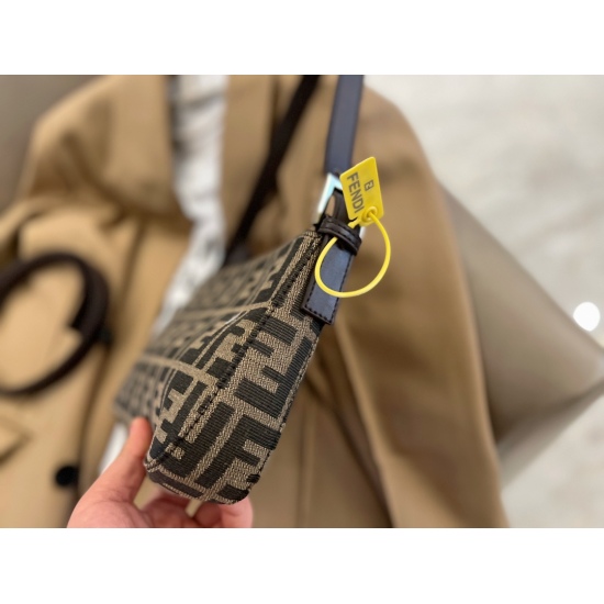 2023.10.26 180 box size: 26 * 14cm Fendi underarm bag is really perfect! Small and cute enough to hold your phone! Love, love! Handheld armpit crossbody