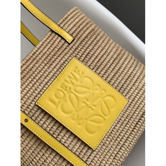 20240325 Original Order 830 Special Grade 930 Lo * we is a traditional square grass woven vegetable basket imported from Lafite grass, fully handcrafted and woven, with exquisite cow leather straps and Anagram embossed cow leather patches* Carrying on the