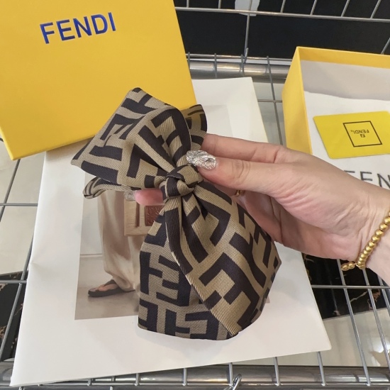 220240401 P 55 comes with packaging box FENDI (Fendi) new F hair clip top clip, retro style beauty, simple and versatile! Miss, close your eyes and enter