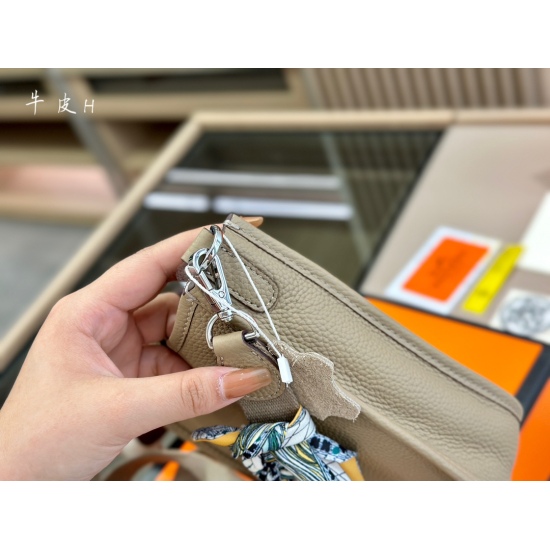 2023.10.29 215 Folding Gift Box Scarf Pony Size: 19 * 17cm Evelyn Mini Exclusive Customized Version Hermes Imported Leather Embroidery ✔️ Not a regular version on the market, absolute cost-effectiveness, super high, compact, lightweight, and sufficient ca