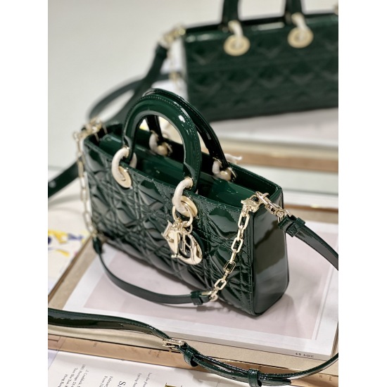 20231126 Large 910 Dior: The new horizontal version patent leather Daifei bag, the all-new Lady D-Joy bag, many people should be attracted by this narrow version Daifei bag. The rhythm of the best-selling model, the bag comes with two shoulder straps, one