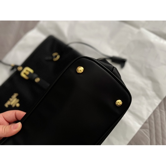 2023.11.06 195 Boxless Size: 36 * 32cmcm Prada Classic Shopping Bag:! Big and convenient enough! As an entry-level prada shopping bag, it is indeed a practical and durable model, lightweight, comfortable and practical!