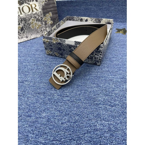 2024/03/06 Dior 550 3 This 5cm 30 Montaigne Avenue belt draws inspiration from the eponymous handbag and was a new product in the autumn of 2023. Crafted with black smooth cow leather, it has a soft texture and an elegant design, adorned with a shiny new 