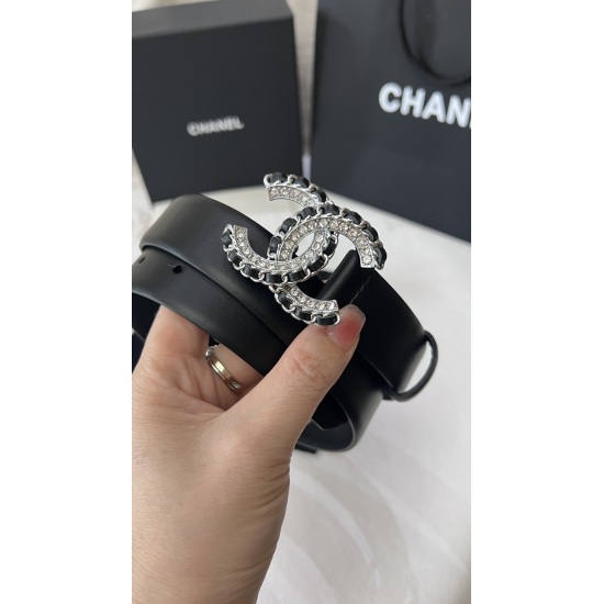 On December 14, 2023, Chanel features a dual C belt made of calf leather, paired with denim and diamonds for a classic and versatile high-end 3.0 wide 138940 pieces