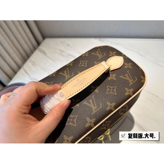 2023.10.1 225 Folding Gift Box Reprint Size: 24 * 17cm 〰️ May Day travel! Super convenient! All cosmetics are packed together... L Home Nice Makeup Bag paired with two shoulder straps, one wide and one thin... Search for Lv Makeup Bag