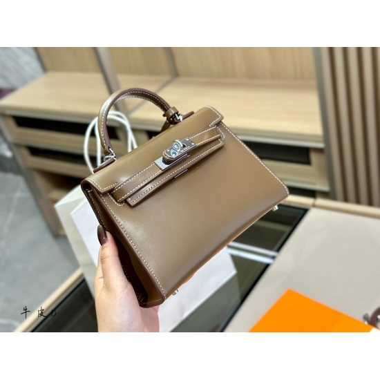 2023.10.29 230 box size: 20cm Herm è s Kellymini second-generation real wife looks good, although the capacity is a bit small ⚠ Put down your phone and pretend to be cute! ⚠ The latest cowhide bag is special and textured!