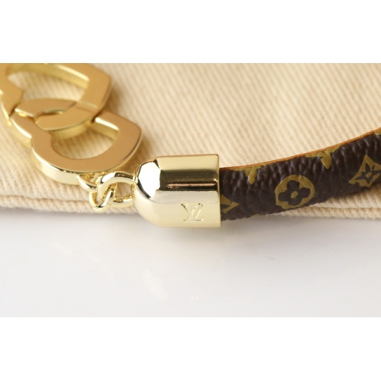 2023.07.11  Donkey Family Bracelet: Each of the old floral leather bracelets has a unique feature, featuring a double heart buckle design that is fashionable and beautiful in gold