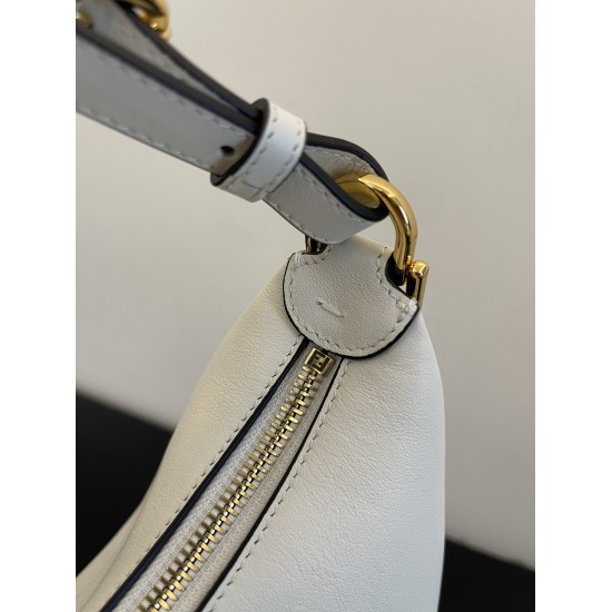 On March 7, 2024, the original order was 850 special grade 970 small white FEND1praphy underarm bag, featuring a crescent shaped design. The classic metal logo [FEND1] is decorated at the bottom of the bag, and the outline of the bag is very close to the 