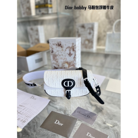 2023.10.07 P280 Cowhide DiorBobby Crescent Bag~ The 2022 new yyds Dior 2022 new bobby is truly beloved and has become my new favorite recently. Compared to the old model, it is even slimmer and presents a half moon shaped retro yet fashionable look. Small