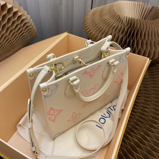 20231125 internal price P650 original order enhanced version M46629 [comprehensive quality upgrade] Exclusive live shot background image. This OnTheGo small handbag is from the autumn of 2023 LV Academy series, embellished with embroidered Monogram patter