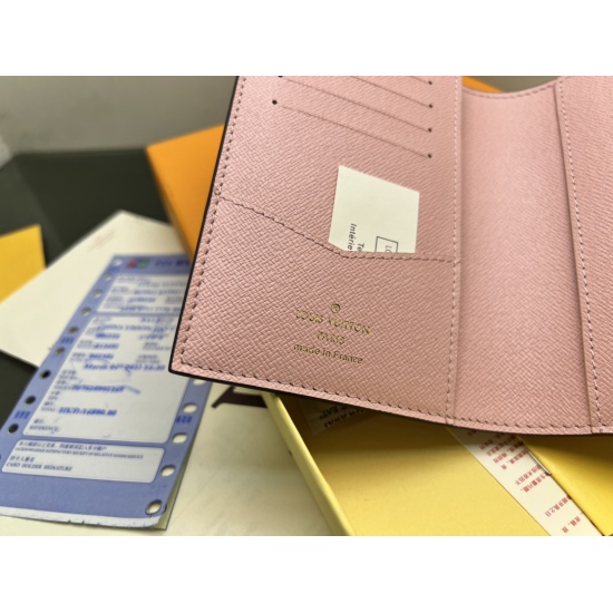 2023.07.14 M64502 Ferris wheel passport holder is a perfect companion for fashionable travel. The luxurious grain grain grain calf leather lining, with multiple compartments inside, is a classic travel accessory in style. Transform this elegant passport c