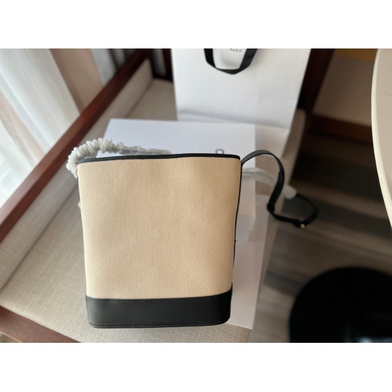 2023.10.30 225 box size: 22 * 24cm Celine bucket bag has always been a favorite. The bucket bag is durable and has a high aesthetic value with a retro artistic atmosphere