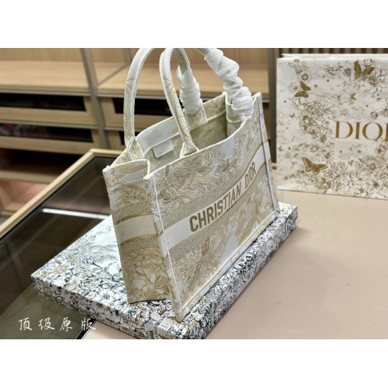 On October 7, 2023, the 310 box comes with Dior original fabric jacquard Dior book tote. This year's favorite shopping bag tote, which I have used the most times, is the Dior. Due to its huge capacity, everything is placed inside, and the concave shape mu