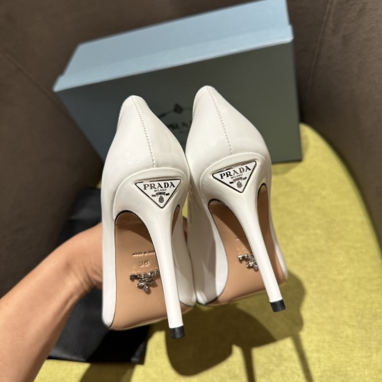 2024.01.05 ✨ Prada/Prada 2024ss Spring/Summer New Product Shines with Lacquer Leather High Heels, featuring Prada's iconic enamel metal triangle logo on the heel, expressing timeless classics. No matter what the situation is, the home court belongs to you