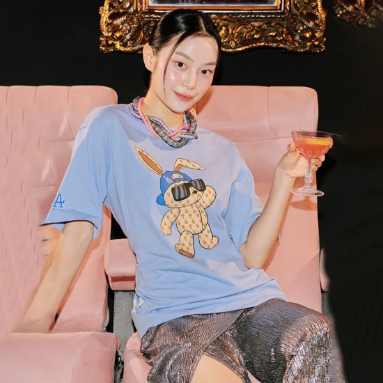 20240405 P88 Style Number: K011 MLB New Printed Short Sleeves, Cartoon Rabbit Exclusive, Colorful, Natural and Realistic, exuding youthful vitality on the upper body. Easy to create a fresh atmosphere in summer. Hangtags can be scanned for verification an