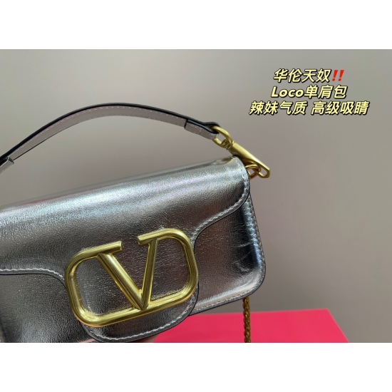 2023.11. 10 large P200 folding box ⚠️ Size 27.12 Small P195 Folding Box ⚠️ The size of the 20.10 Valentino Loco shoulder bag exudes a sense of sophistication. It looks very versatile on the body, and there's no pressure on the back. No girl can refuse suc