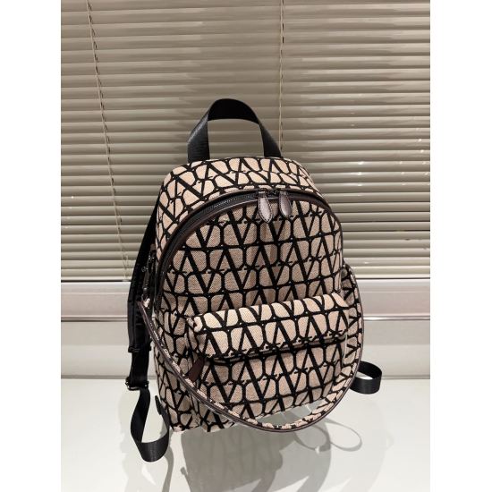 2023.11.10 P300 ‼️ Valentino's high-end customized backpack The product is really beautiful! It's not a soft feeling! I feel very good! Pair denim shorts with a large backpack! Think about it, it's full of positive energy! Size: 30 40cm