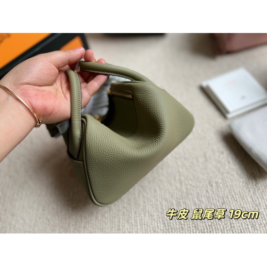 2023.10.29 22ss New Color Q1 Sage Green 270 with Full Package Size: 19 * 13cm ⚠️ Head layer cowhide! H mini Lindy: Cross arm handle! A safe and cute little one!