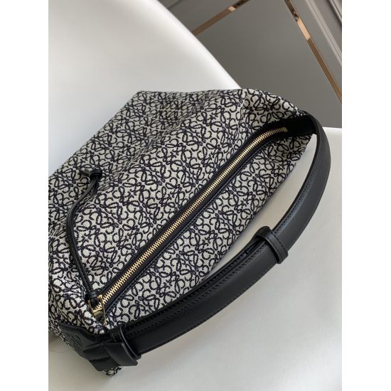 20240325 P730 [Fireworks] Large lunch box bag shipped [Strong]~Cubi Anagram underarm bag is made of imported cowhide and jacquard canvas, decorated with repeated Anagram pattern shoulder straps or adjustable shoulder straps for both hands and hands. Zippe