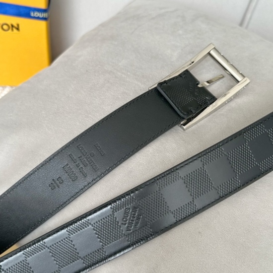 2023.12.14 Width 35mm synchronized new model! The LV Shape double-sided waistband features a brand new embossed calf leather black checkered large logo pattern paired with LV Shape logo buckle. Fashionable appearance. Both formal and casual wear can be pa