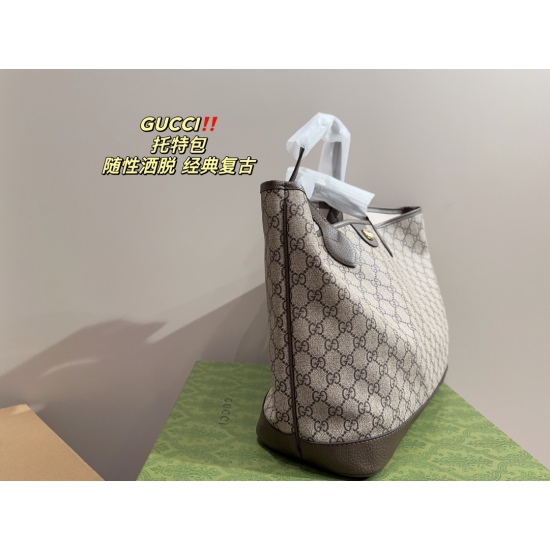 2023.10.03 P185 box matching ⚠ The size 35.29 Kuqi Tote bag is the most suitable for casual fairies. The overall design of this Tote shopping bag belongs to the simple and elegant type, and with Gucci's iconic print, it may at most add a classic retro fee