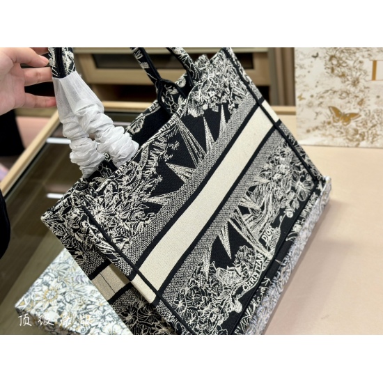 On October 7, 2023, the 305 295 box comes with Dior original fabric jacquard Dior book tote. My favorite shopping bag tote of the year, which I have used the most times, is the Dior. Due to its huge capacity, everything is placed inside, and the concave s