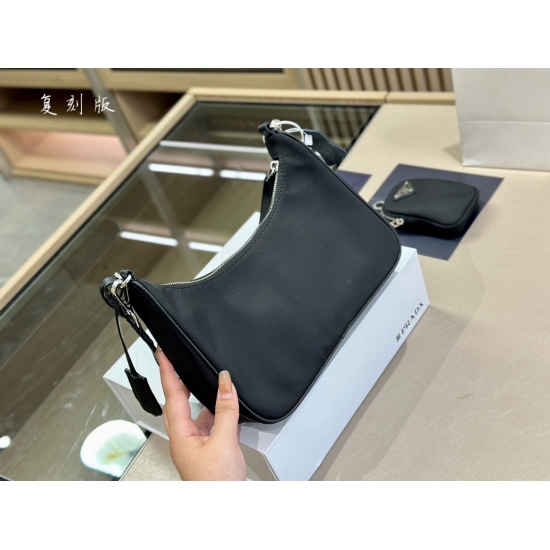 2023.11.06 225 comes with a foldable box size of 25.17cm Prada hobo underarm bag, Prada three in one! A large bag similar to a dumpling bag with a small bag, a wide shoulder strap with a chain, instantly came up with N matching methods in my mind, very ve