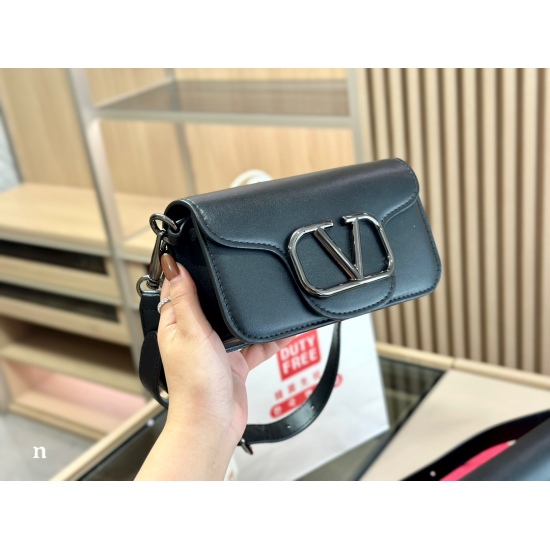 2023.11.10 200 195 comes with a foldable box size: 27.14cm 20.12cm Valentino New Product! Who can refuse Bling Bling bags, small dresses with various flowers in spring and summer~It's completely fine~