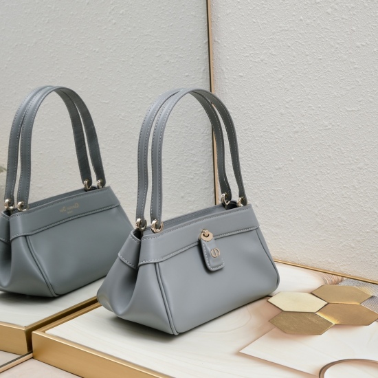2023.07.20 Gray Spot ‼️ Equipped with a new Key handbag series, Dior perfectly showcases the charm of a retro style. Made of imported calf leather and meticulously crafted, decorated with a unique knob style letter logo buckle, inspired by the unique lock