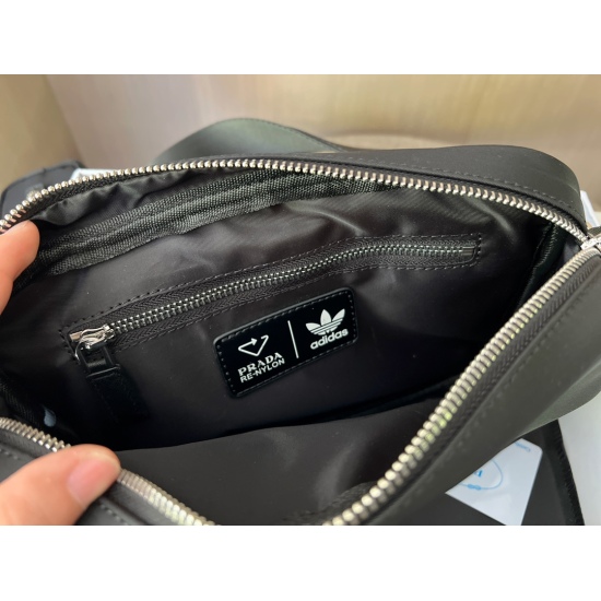 2023.11.06 200 box size: 25 * 17cm Launch PradaxAdidas Co branded Bag with Genuine Fragrance for Boys and Nice Back! The girl's back is super handsome! The small bag on the shoulder strap is super OK to search for prada men's bag