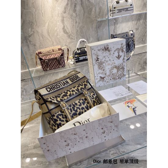 On October 7, 2023, the original DiorCamp Presbyopian Postman Bag V was designed for both men and women. It is both beautiful and practical. I have bought so many carefully crafted Presbyopian bags from Dior, and this DiorCamp Spring/Summer Show style Pos
