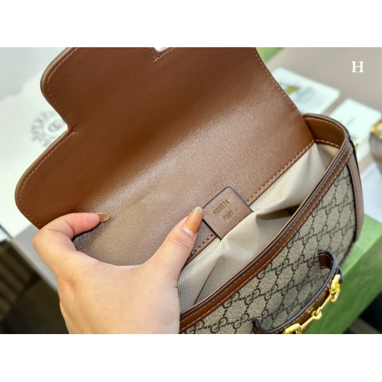 2023.10.03 235 high order size 20 * 14cm folding box with aircraft box ‼️ Gucci Saddle Bag: The mini size you are longing for has finally been arranged in a size that is huge and cute, and paired with two shoulder straps. The perfect combination of thick 