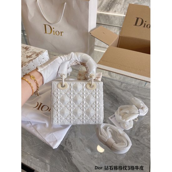 On October 7, 2023, the p300 three grid 17cm top layer cowhide 2022 Dior Summer New Lady Dior Diamond Vine Plaid Princess is in high demand today. The latest beautiful white diamond Vine Plaid Lady Dior is the latest style in the 2022 summer! No similar p