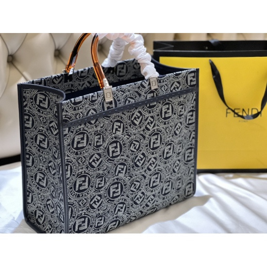 2023.10.26 245 Boxless Size: 35 * 30cm (small) F Home Fendi Peekabo Shopping Bag: Classic tote design! But the biggest feature of this one is: portable: crossbody!