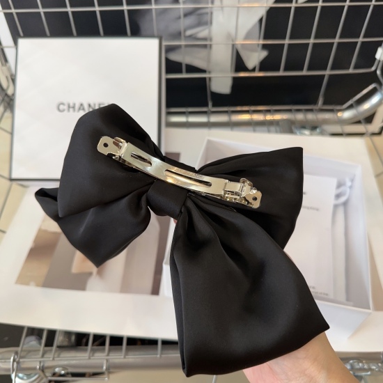 220240401 P 55 comes with packaging box Chanel's latest popular spring hairpin, super beautiful! A socialite with a charming demeanor, a must-have for little fairies